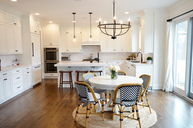 Example of a trendy kitchen design in Chicago