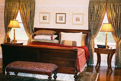 Ejemplo de dormitorio principal tradicional extra grande sin chimenea con paredes beige y suelo de madera en tonos medios