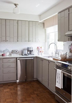 show me your grey cabinets, white marble tops
