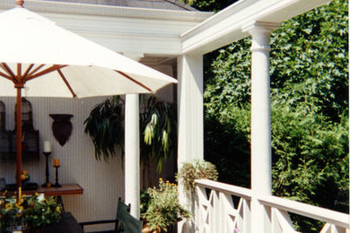 Elegant deck photo in Toronto