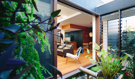 Houzz Tour: Japanese-Style Courtyards Bring the Outdoors Inside