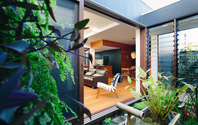 Houzz Tour: Japanese-Style Courtyards Bring the Outdoors Inside