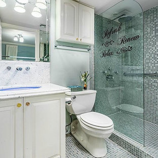 Bäder mit Fliesen aus Glasscheiben und offener Dusche Ideen, Design