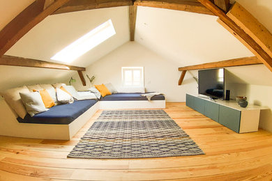 Nordisches Wohnzimmer mit braunem Holzboden in Stuttgart