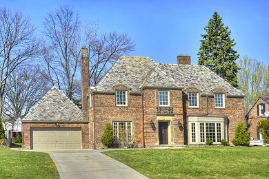 Example of a classic home design design in Cleveland