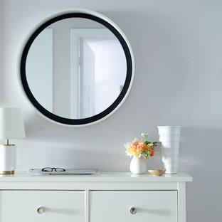 Inspiration för en liten eklektisk foajé, med grå väggar, vinylgolv, en enkeldörr och en vit dörr