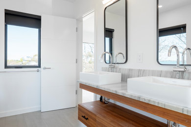 Example of a minimalist bathroom design in Boston