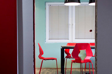 Example of a minimalist home office design in San Francisco
