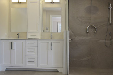 Inspiration for a transitional bathroom remodel in Ottawa