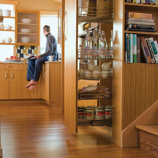 Inspiration för ett mellanstort funkis kök, med släta luckor, skåp i ljust trä, bänkskiva i kvartsit, flerfärgad stänkskydd, stänkskydd i mosaik, bambugolv och en köksö