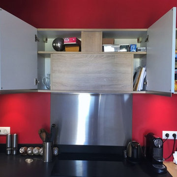 Cuisine avec façade blanc brillant et poignée intégrée, plan de travail granit