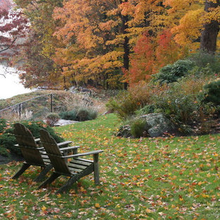 Idées déco pour un jardin arrière classique l'automne avec pierres et graviers.