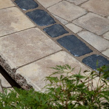 Unilock - Walkway Entrance featuring Brussels Block with Courtstone paver