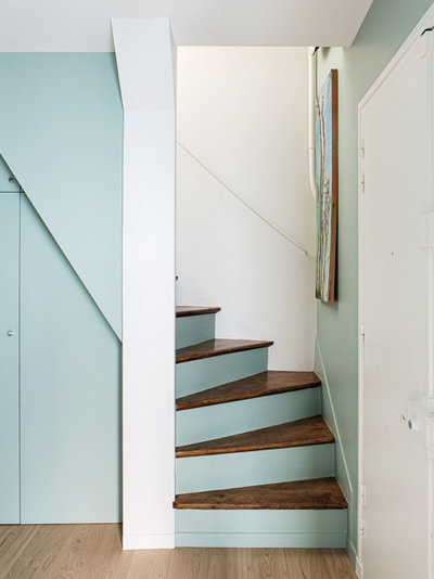 Contemporary Staircase by WOM DESIGN
