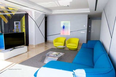 Modelo de salón cerrado minimalista grande con paredes grises, suelo de baldosas de cerámica, pared multimedia y suelo beige