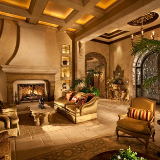 Foto de salón para visitas abierto, mediterráneo, grande, sin televisor, con paredes beige, suelo de baldosas de porcelana, chimenea tradicional y marco de chimenea de piedra