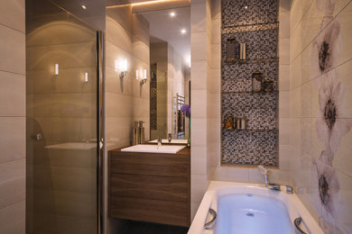 ノボシビルスクにある中くらいなモダンスタイルのおしゃれな浴室 (ベージュのキャビネット、コーナー型浴槽、コーナー設置型シャワー、ベージュのタイル、セラミックタイル、ベージュの壁、茶色い床、ニッチ、洗面台1つ、格子天井) の写真