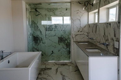 Example of a bathroom design in Other
