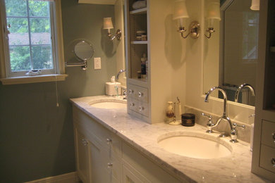 Bathroom - bathroom idea in Chicago