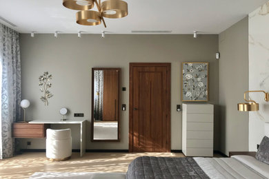 Идея дизайна: большая хозяйская спальня в современном стиле с ковровым покрытием и бежевым полом без камина