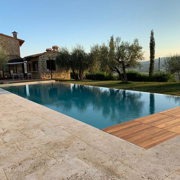 Piscina a sfioro in Travertino - Panicale