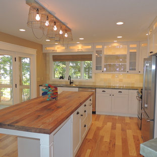 Inspiration for a mid-sized arts and crafts l-shaped eat-in kitchen in Other with a single-bowl sink, shaker cabinets, white cabinets, wood benchtops, terra-cotta splashback, stainless steel appliances and with island.