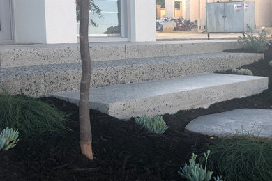 Cette image montre un petit jardin avant design avec une exposition partiellement ombragée et des pavés en pierre naturelle.