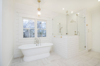 Inspiration for a farmhouse bathroom remodel in Houston