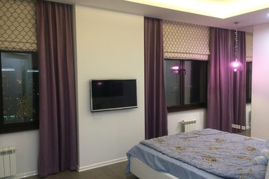 Стильный дизайн: хозяйская спальня среднего размера в стиле неоклассика (современная классика) с белыми стенами, полом из ламината и коричневым полом - последний тренд