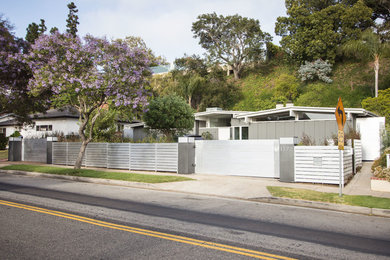 Design ideas for a midcentury one-storey grey exterior in Los Angeles.