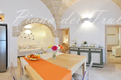 Esempio di una sala da pranzo aperta verso il soggiorno minimal con pareti bianche e pavimento beige