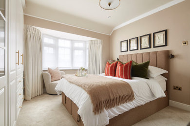 Imagen de dormitorio principal contemporáneo de tamaño medio con paredes beige, moqueta, suelo beige, bandeja y papel pintado