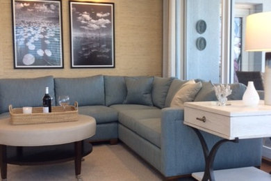 Imagen de sala de estar abierta tradicional renovada grande con paredes grises, suelo de madera clara y suelo marrón