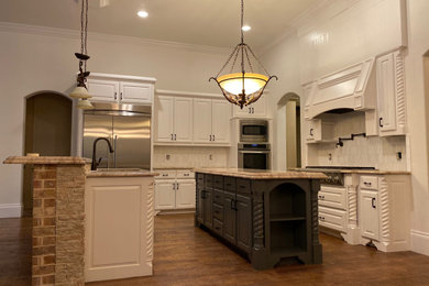 Example of a kitchen design in Dallas