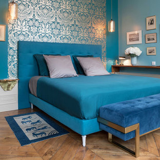 Inspiration pour une chambre parentale traditionnelle de taille moyenne avec un mur bleu, un sol en bois clair et un sol beige.