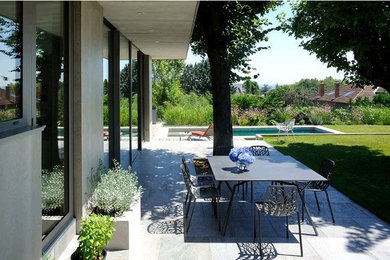 Inspiration for a contemporary patio in Lyon.