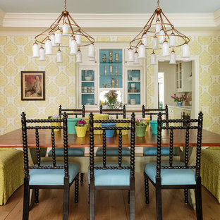 Geschlossenes Country Esszimmer mit bunten Wänden, braunem Holzboden und braunem Boden in Los Angeles