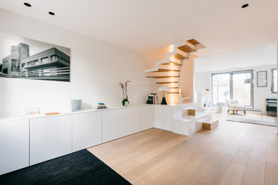 Réalisation d'un salon minimaliste de taille moyenne et ouvert avec un mur blanc, parquet clair, un sol beige, un plafond en papier peint et un escalier.
