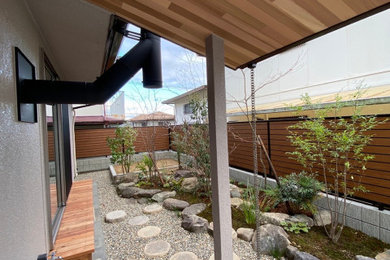 Ejemplo de patio de tamaño medio sin cubierta en patio delantero con gravilla