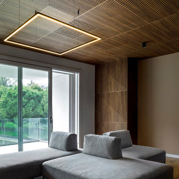 Divano centro stanza e rivestimento pareti e soffitto in legno