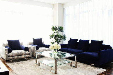 Example of a minimalist living room design in Los Angeles