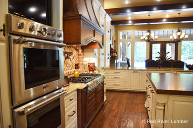 ダラスにあるトラディショナルスタイルのおしゃれなキッチン (御影石カウンター、シルバーの調理設備) の写真