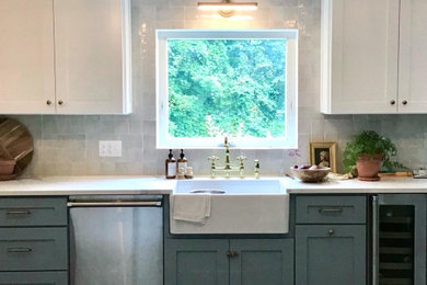 Foto de cocina gris y blanca campestre con fregadero sobremueble, armarios estilo shaker, encimera de cuarzo compacto, suelo de baldosas de porcelana y suelo marrón