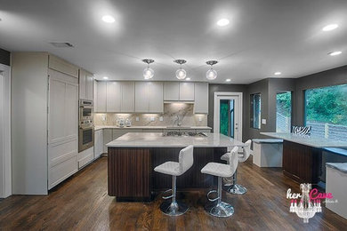 Photo of a mid-sized transitional l-shaped eat-in kitchen in Atlanta with a single-bowl sink, shaker cabinets, white cabinets, quartzite benchtops, stone slab splashback, dark hardwood floors and with island.
