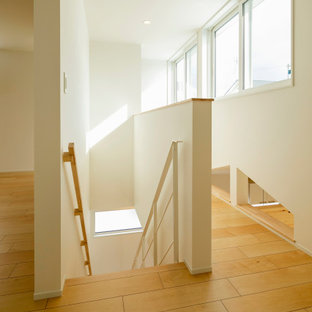 Modelo de escalera suspendida y papel pintado, escandinava, de tamaño medio, sin contrahuella, con escalones de madera, barandilla de madera y papel pintado