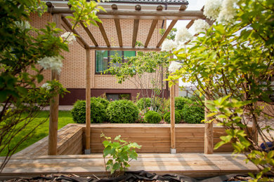 Свежая идея для дизайна: летний участок и сад в современном стиле с с перголой и полуденной тенью - отличное фото интерьера