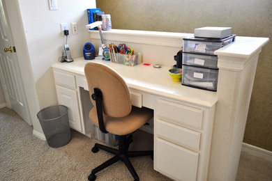 Inspiration pour un petit bureau traditionnel avec moquette, aucune cheminée, un mur beige, un bureau intégré et un sol beige.