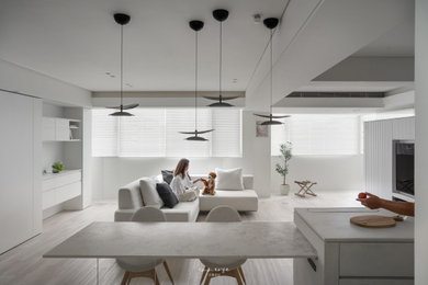 Example of a minimalist living room design in Los Angeles