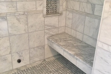 Modelo de cuarto de baño principal clásico grande con ducha empotrada, baldosas y/o azulejos blancas y negros, baldosas y/o azulejos de mármol, suelo de mármol, encimera de mármol y encimeras blancas