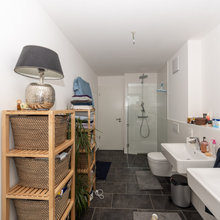 Wie sich dieses schlichte Bad durch Schiefer und Holz verwandelt